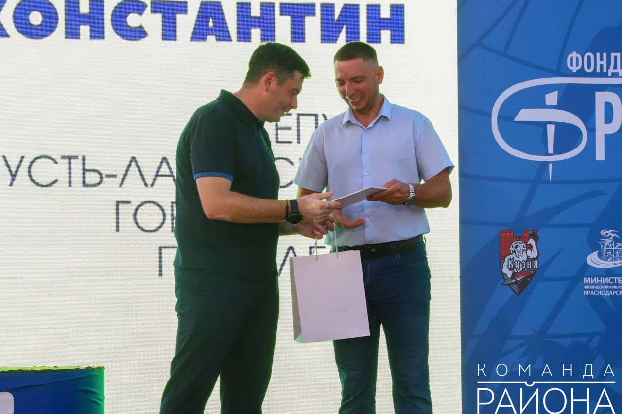 Станислав Гайнюченко вручает подарки и благодарственное письмо Константину Карпову