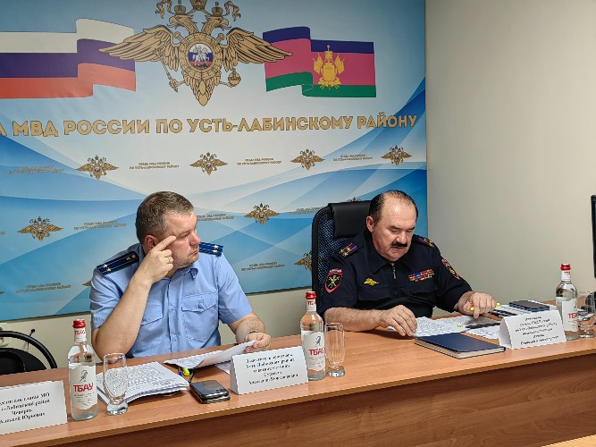заместитель прокурора Усть-Лабинского района Александр Сурмило, начальник ОМВД Усть-Лабинского района Геннадий Пачков