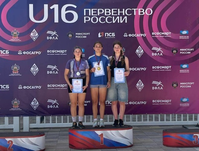 Усть-Лабинские легкоатлеты стоят на пьедестале с грамотами и медалями
