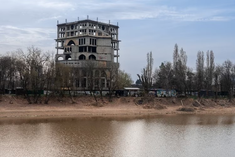 недостроенное здание на Затоне в Краснодаре