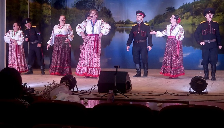 Солистка НСВА «Хмель» Елена Чубукина с коллективом на сцене РДК ст. Егорлыкской
