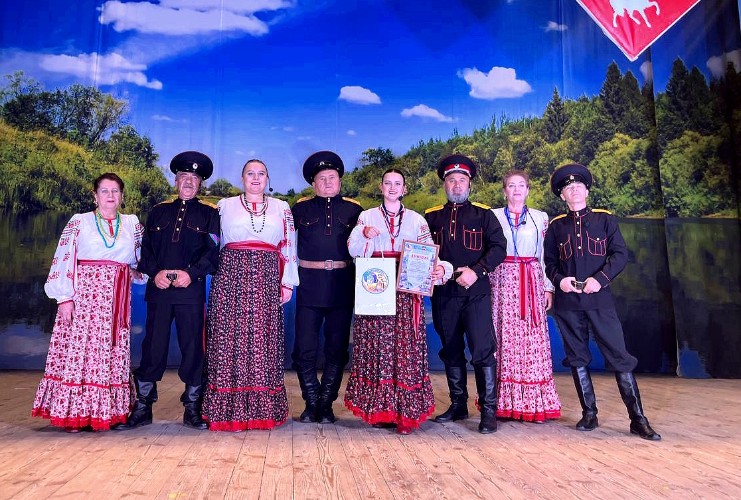 НСВА «Хмель» на сцене с наградами