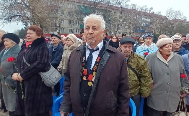 Михаил Макарович Кожухов на Вечном огне в Усть-Лабинске