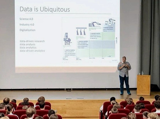 Выступление Арчил Майсурадзе на сцене лицея