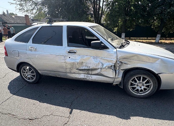 Помятая дверь автомобиля "Лада Приора"