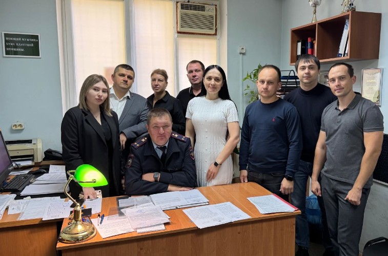 Отдел УР. Слева направо: Валерия Максимова, Денис Литвинов, Сергей Бураков (в форме), делопроизводитель Елизавета Котлярова, Татьяна Васильченко, Алексей Иванов, Максим Бухтояров, Руслан Биржев, Антон Гуляев.