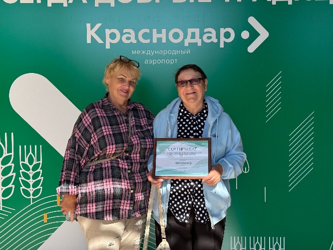 Две женщины с сертификатом