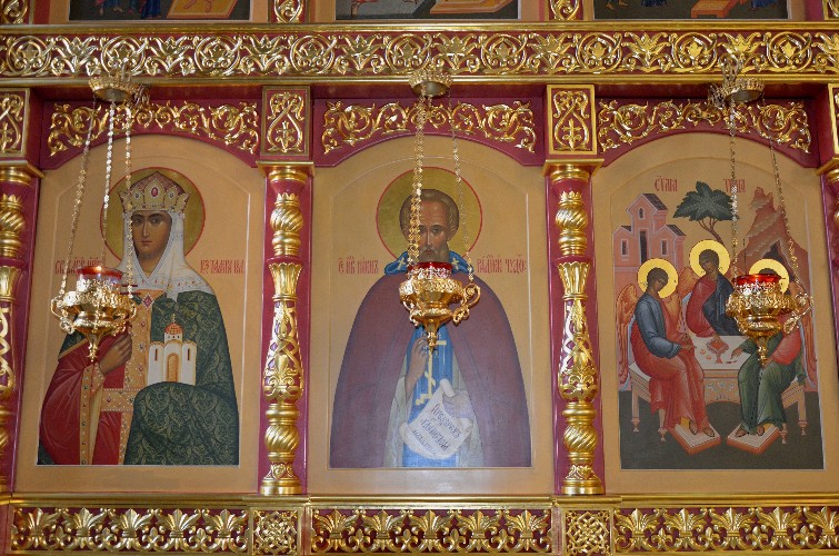 иконы в храме преподобного Сергия Радонежского (в центре)