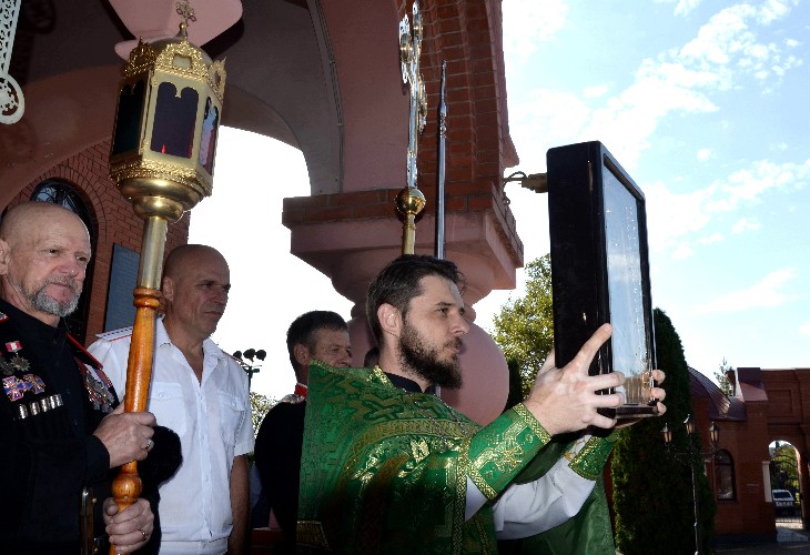 настоятель иерей Дионисий Хизуненко благословляет иконой прихожан