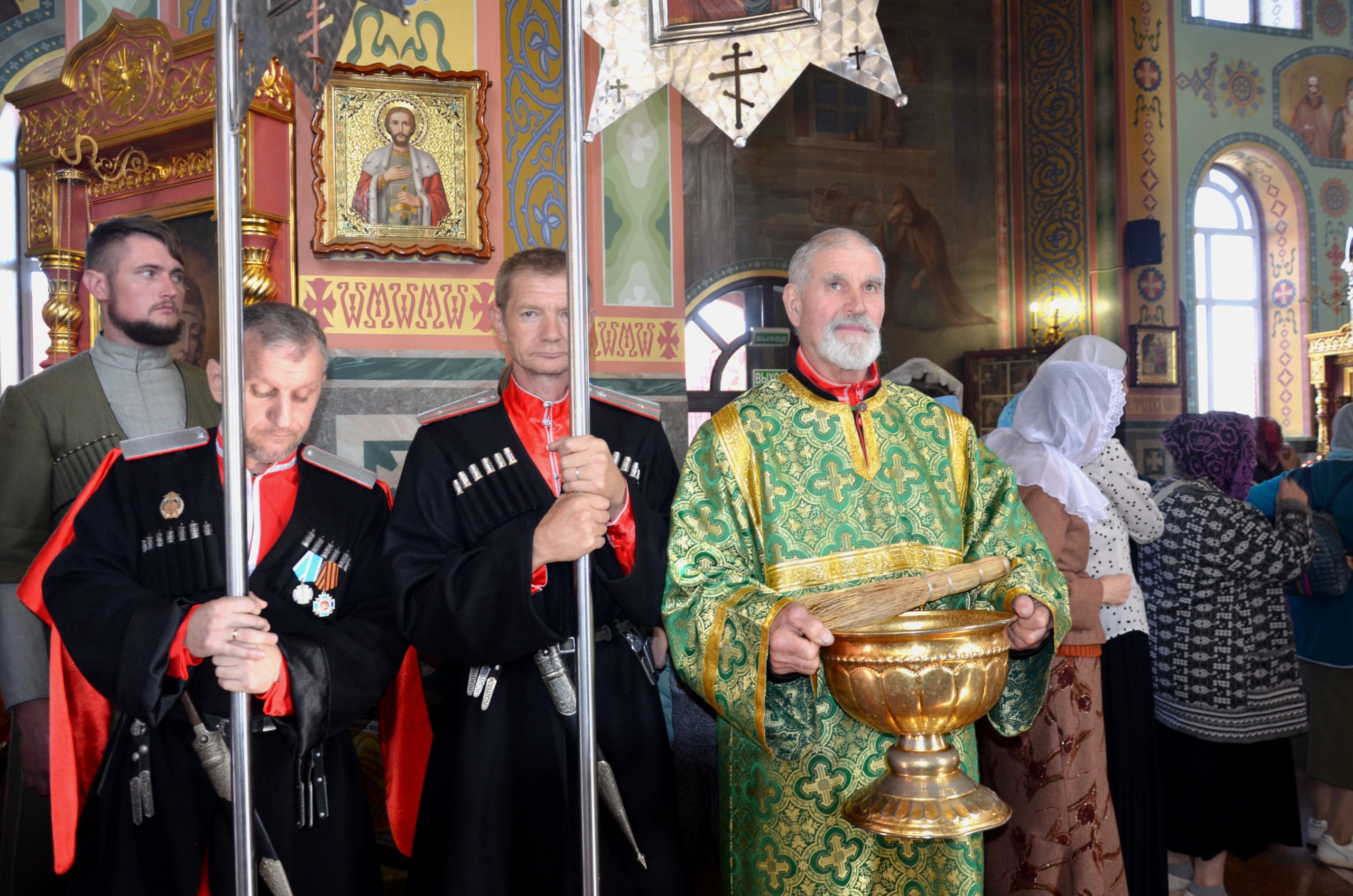 казаки на службе в храме