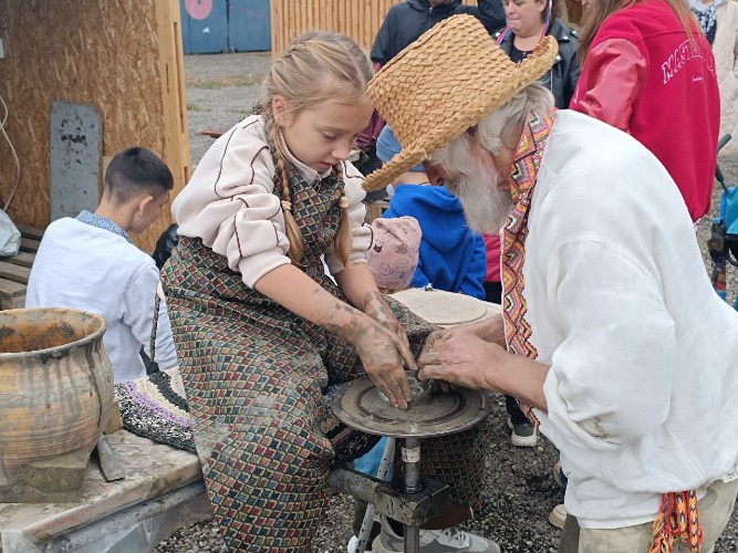 В гончарной мастерской