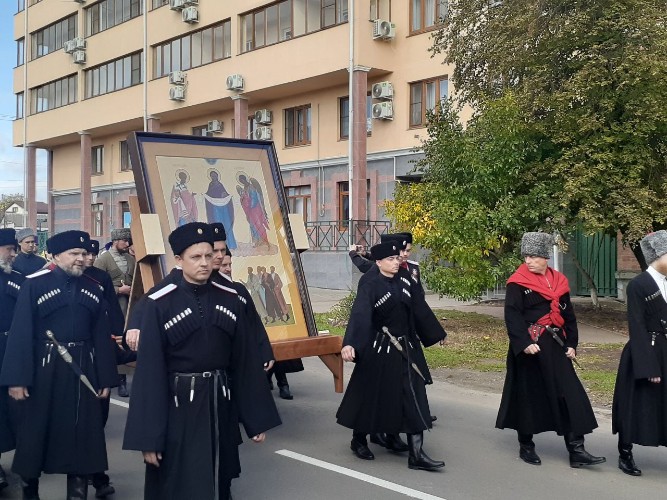 казаки несут икону Покрова Богородицы в Крестном ходе по переименованной улице Сергия Радонежского