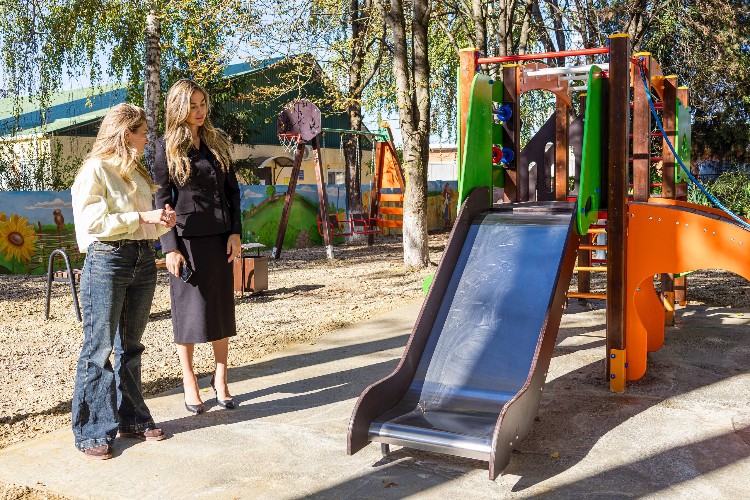 Галина Ратникова осматривает детскую площадку