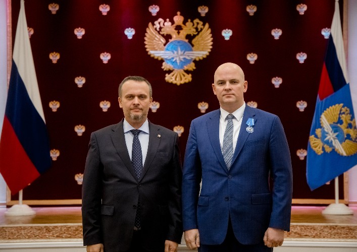 Двое мужчин в костюмах