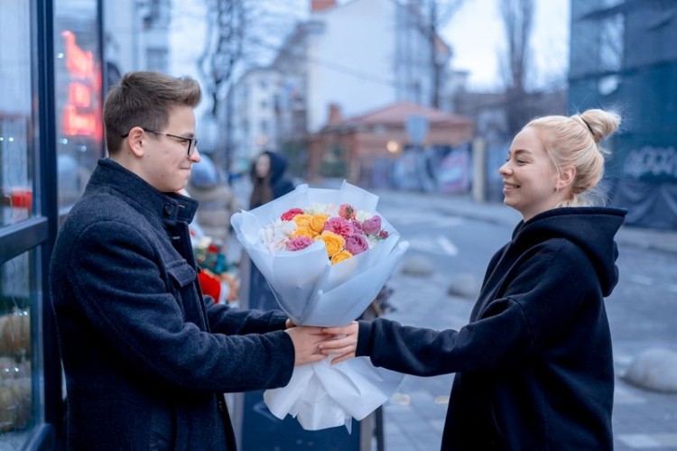 Девушка и парень с букетом