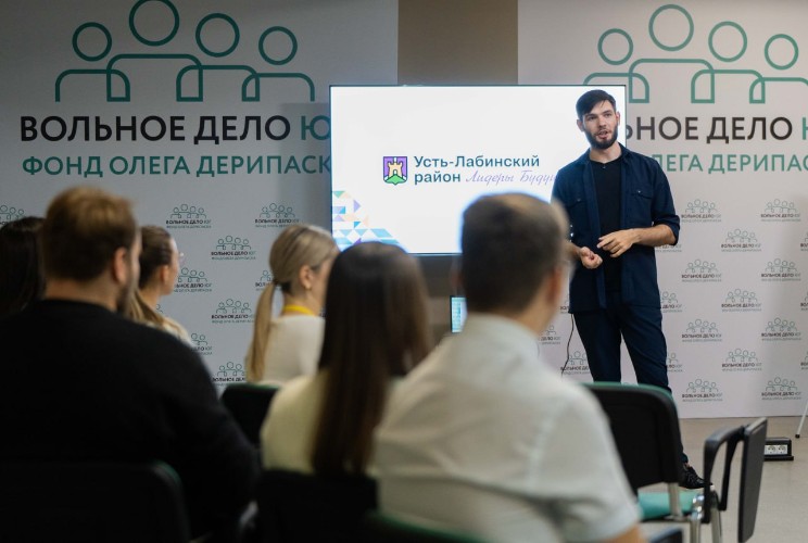 Денис Агарков показывает и рассказывает