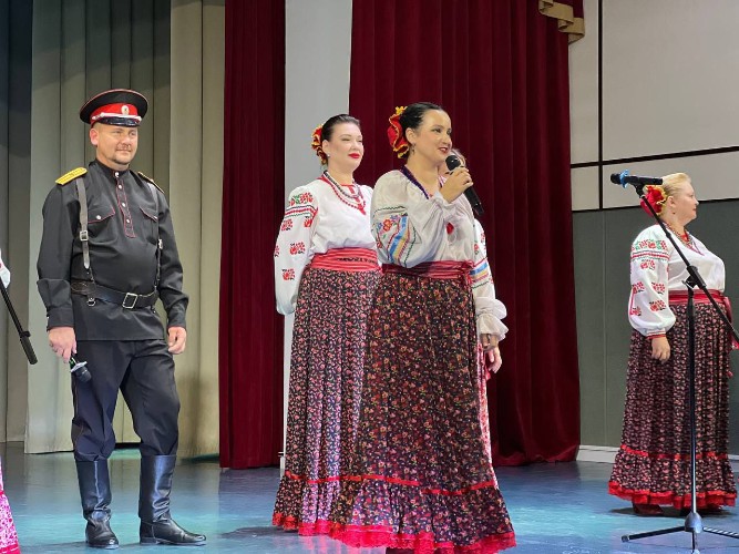 Мария Часовская и коллектив на сцене ГДК