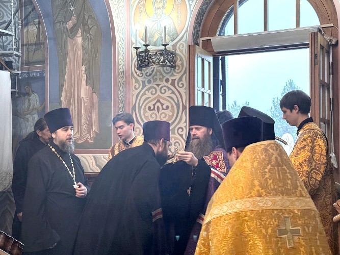 епископ Силуан благословляет священников