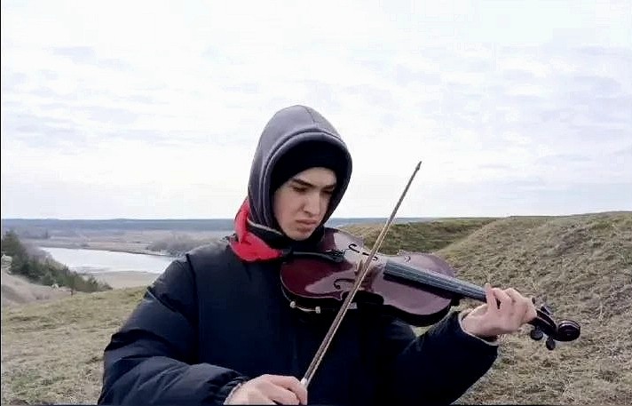 Иван Шевченко играет на скрипке