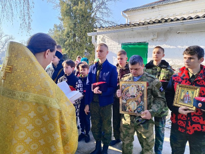 иерей Василий Васильев с прихожанами на службе в станице Некрасовской