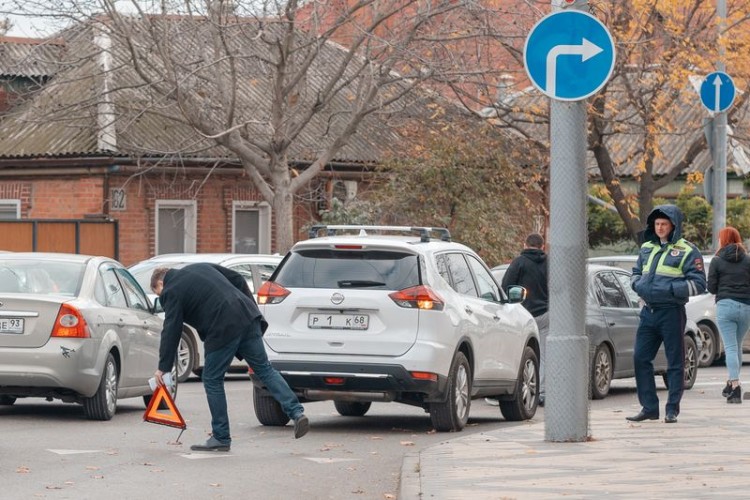 Аварийный знак у автомобилей