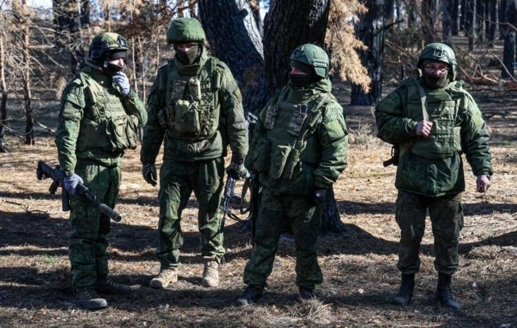 Мужчины в военной форме с оружием в руках