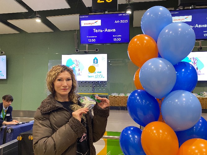 Девушка с сувениром
