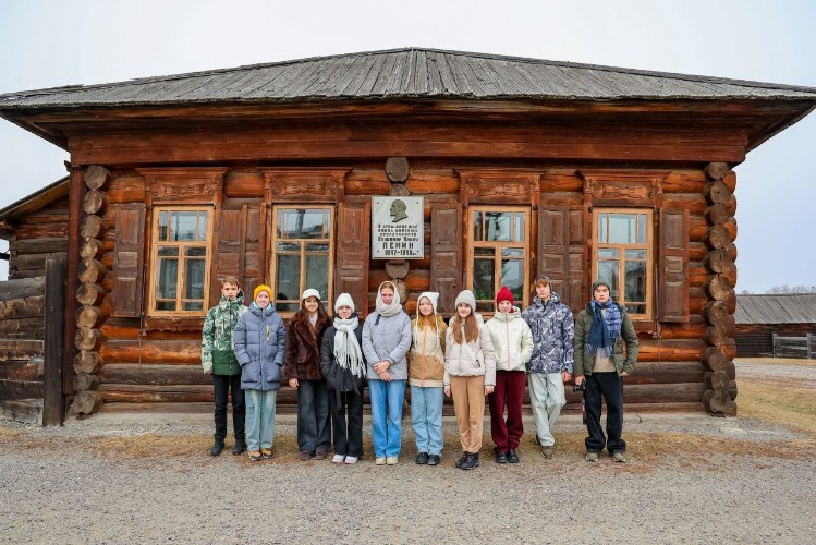 Лицеисты возле деревянного дома в селе Шушенском