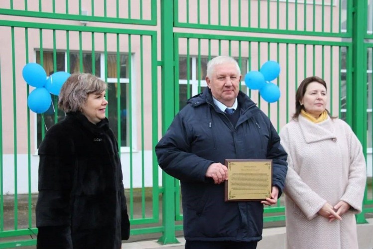 Владимир Зюзин и руководство школы № 2 в Усть-Лабинске