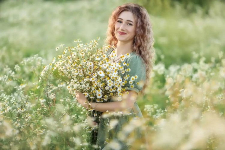 Анастасия Стыцинина с букетом ромашек
