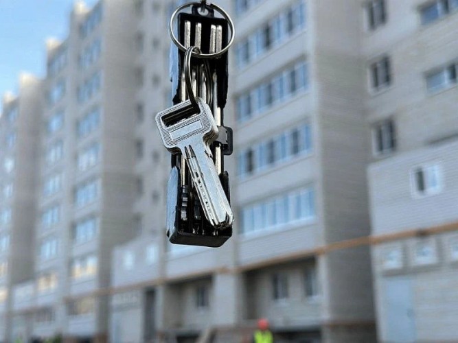 Ключи на фоне здания