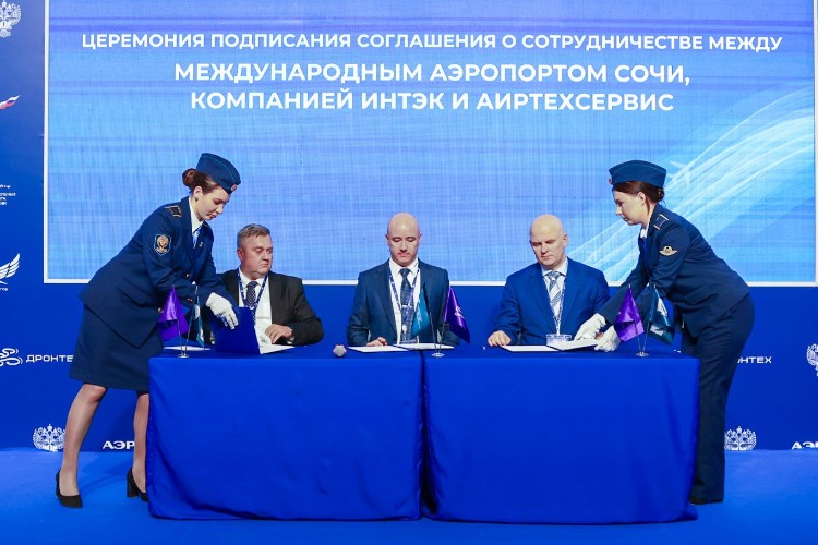 Трое мужчин за столом и две женщины