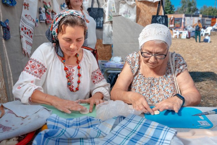 Женщины лепят вареники