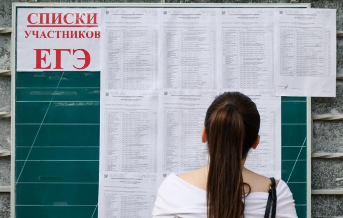 Девушка возле стенда