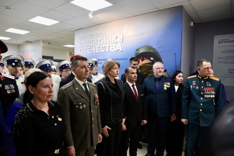 Люди на открытии выставки