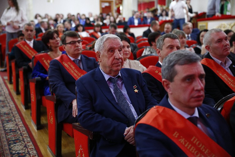 Мужчины в креслах