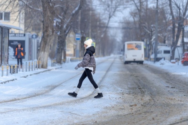 Девушка переходит дорогу