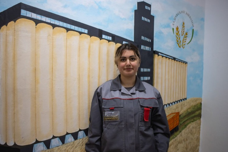 Елена Хурдушян на фоне своей картины