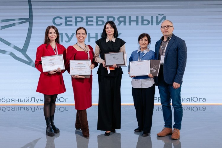Люди с дипломами в руках