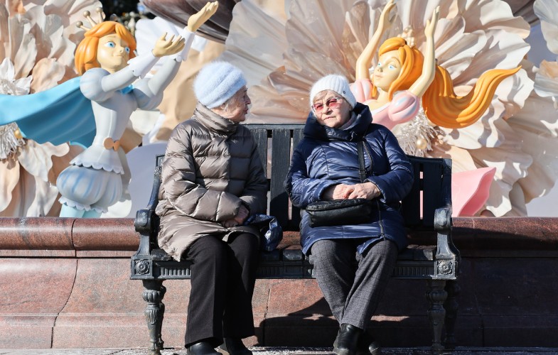 Две пенсионерки на скамейке