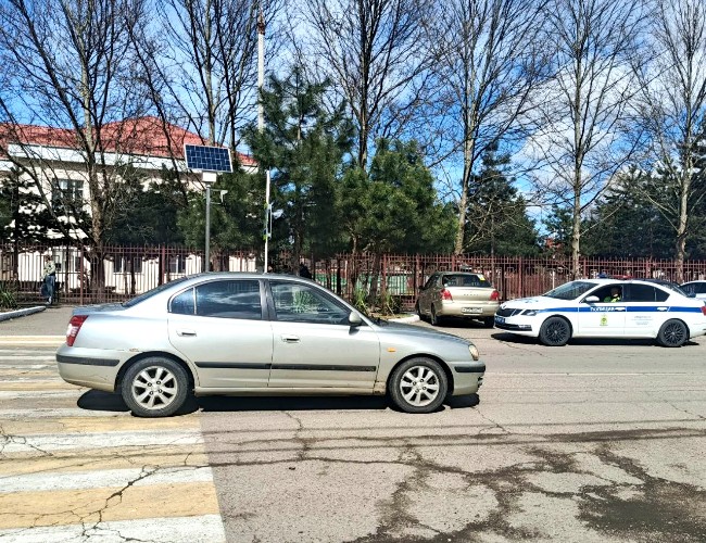 Легковой автомобиль на пешеходном переходе