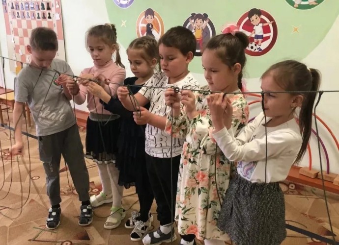 Дети плетут антидроновую штору