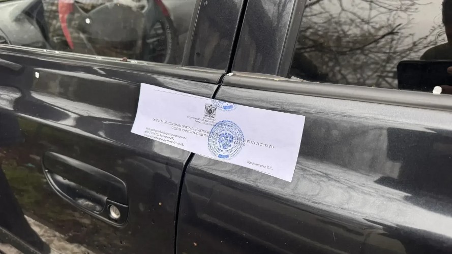 Опечатанная судебными приставами машина