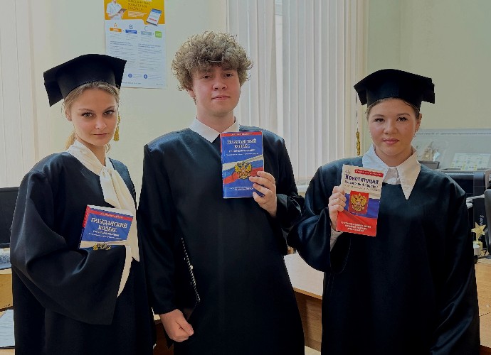 Школьники в одежде судей