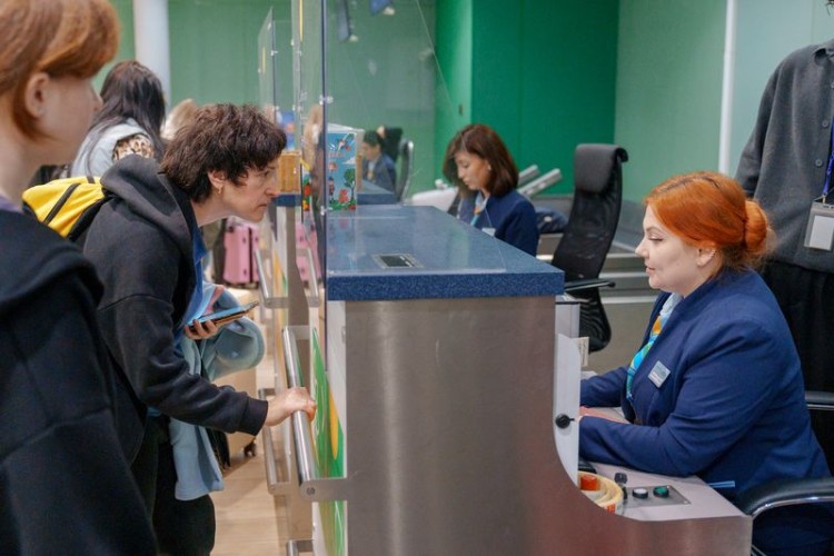Сотрудник аэропорта и пассажиры