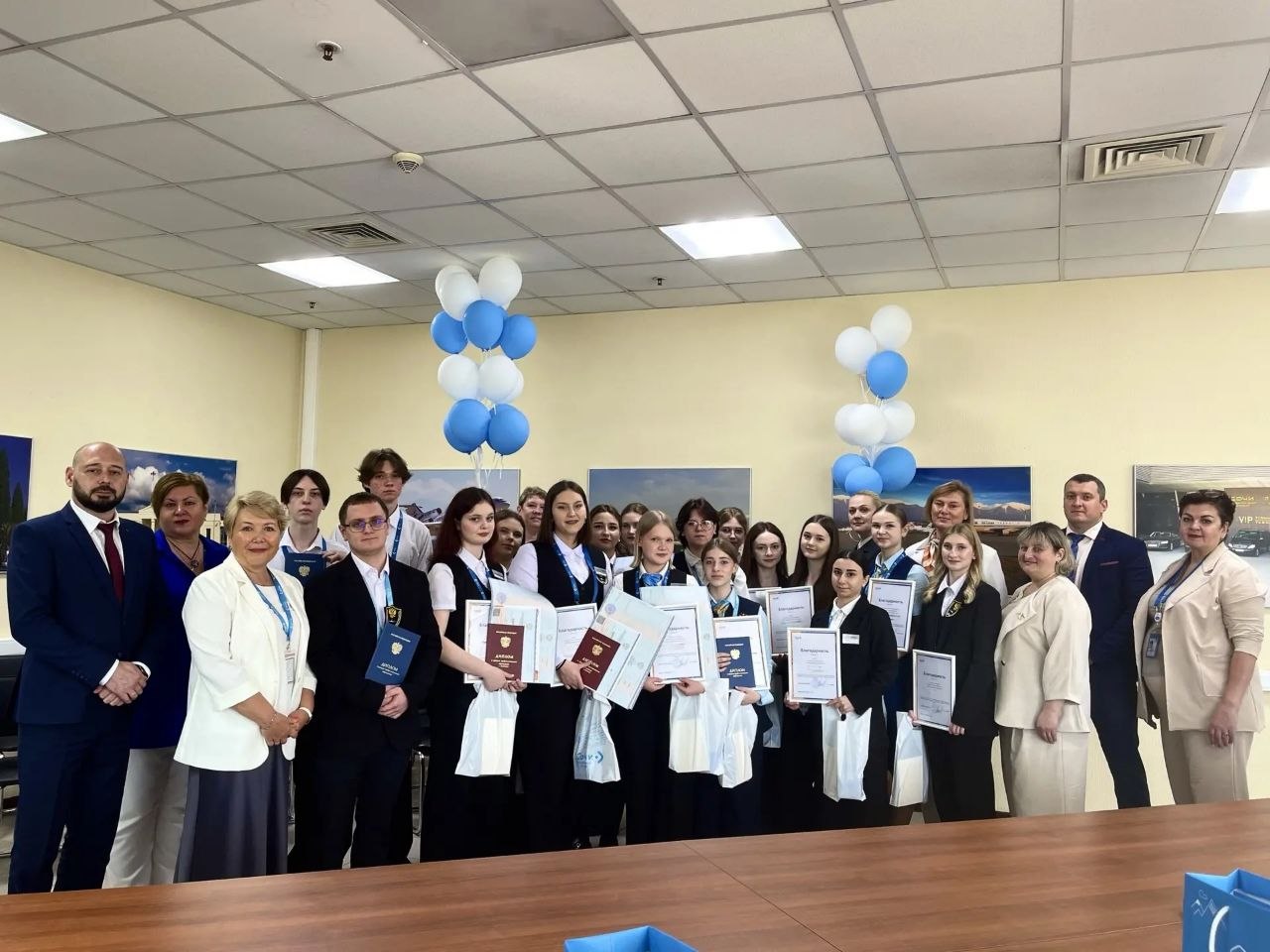 выпускники колледжей с дипломами и наставниками