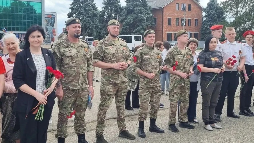Участинки ансамбля «Новороссия» (в центре)