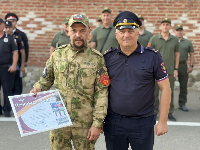 Дружинник Артём Захаров и начальник ОМВД РФ по Усть-Лабинскому району Евгений Кузнецов