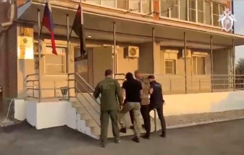 Олега К. после задержанеия ведут в Усть-Лабинский межрайоный отдел СУ СКР по Краснодарскому краю