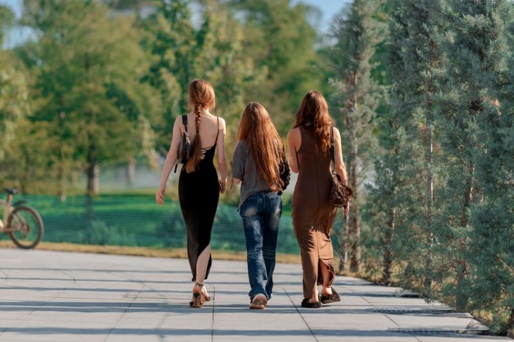 Три девушки в парке